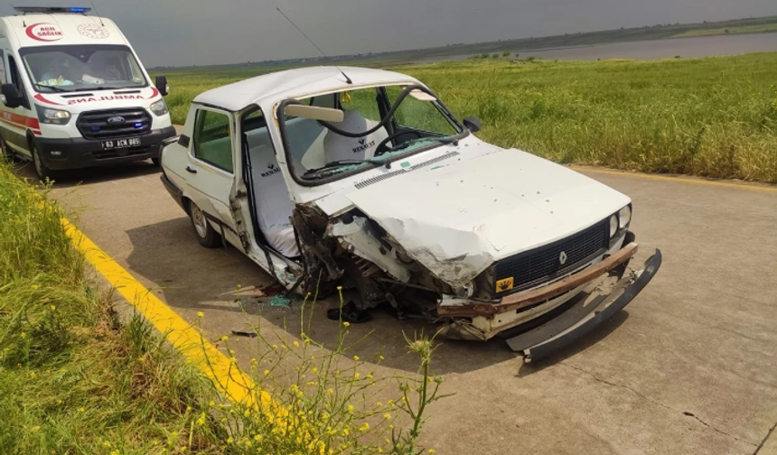 Siverek'te Otomobil İle Hafif Ticari Araç Çarpıştı: 3 Yaralı