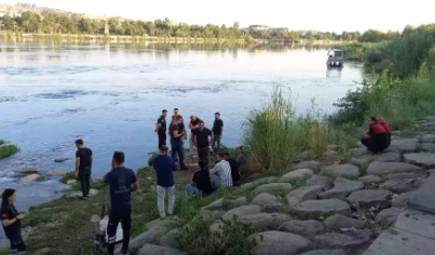 Şanlıurfa'da Fırat Nehrine Giren Genç Boğuldu