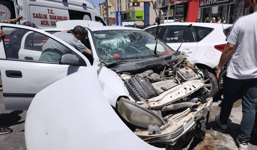 Şanlıurfa'da 4 Araç Çarpıştı: 2 Yaralı