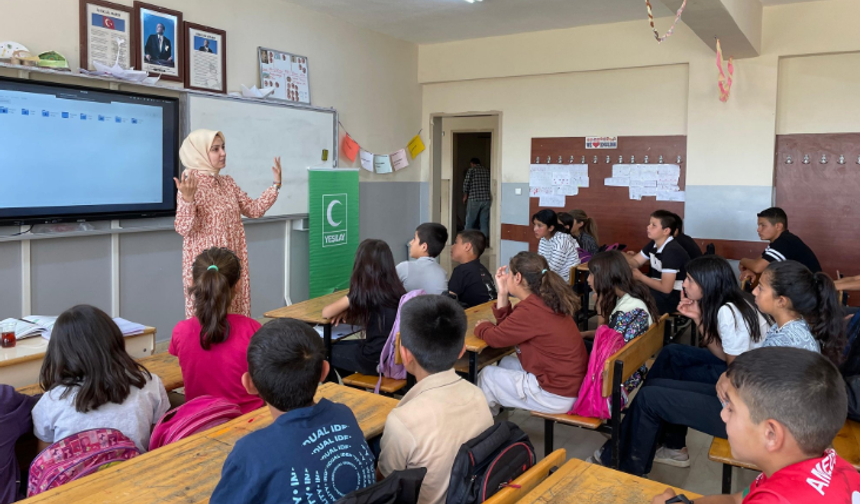 Şanlıurfa'da Ara Tatil Sonrası Okullarda İlk Ders Zili Çaldı Binlerce Öğrenci ve Öğretmen Okula Döndü