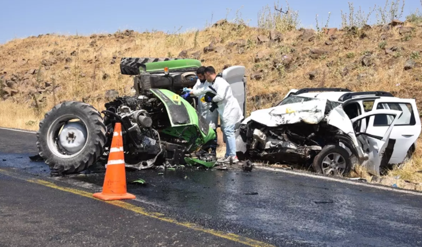 Şanlıurfa'da Traktör İle Otomobil Çarpıştı:1 Ölü 2 Yaralı