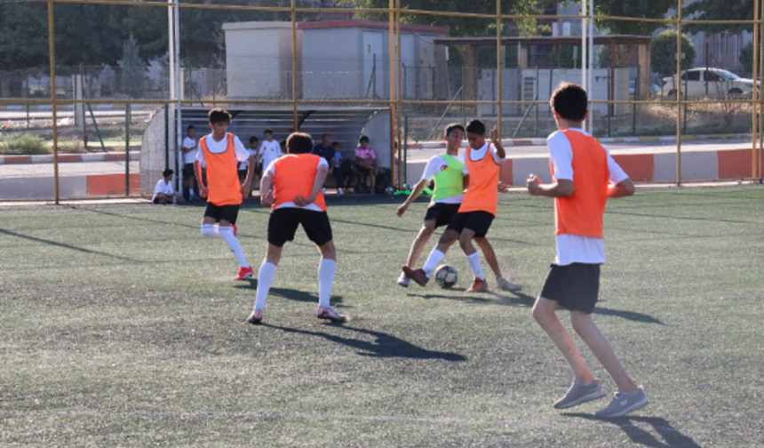 Şanlıurfa Büyükşehirin Yaz Spor Kurslarıyla Gençler Futbolla Buluşuyor