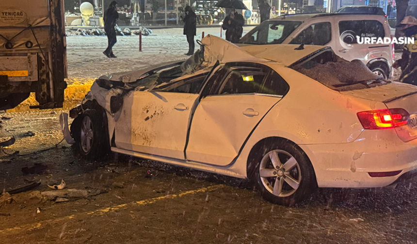 Şanlıurfa'da Akşam Saatlerinde Karla Gelen Trafik Kazası:2 Yaralı
