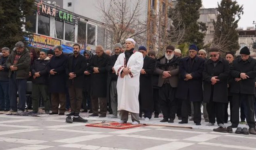 Kobeni’ye Dikkat Çekmek İçin Cuma Namazını Suruç Meydanında Kıldılar