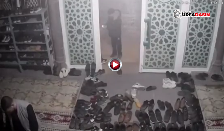 Şanlıurfa'da Çocuklar, Teravih Namazı Sırasında Camiye Torpil Attı