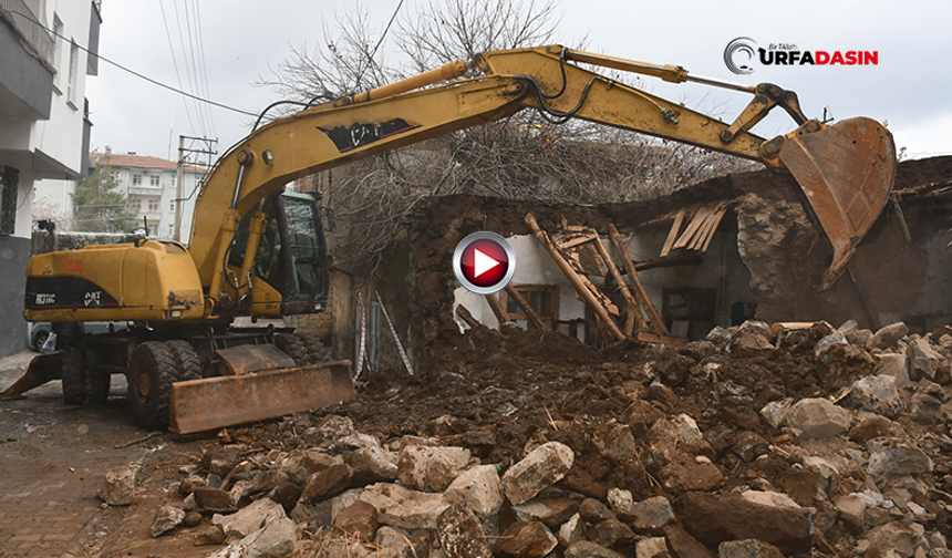 Siverek'te Çökerek Tehlike Oluşturan Metruk Evin Yıkımı Yapıldı