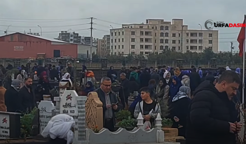 Şanlıurfa'da Bayram Sabahı Mezarlıklarda Duygusal Yoğunluk
