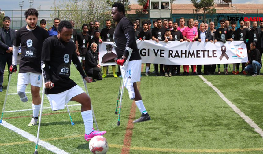 DEPSAŞ Enerji'nin Oyuncuları, Üzerinde Mustafa Bebe’nin Fotoğrafı Olan Siyah Tişörtlerle Sahaya Çıktı