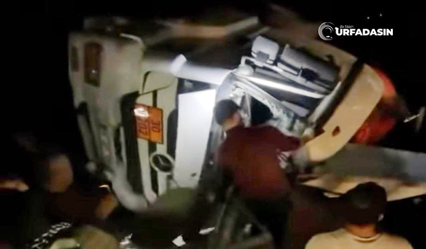 Şanlıurfa'da Bariyerlere Çarparak Devrilen Tırın Sürücüsü Hayatını Kaybetti