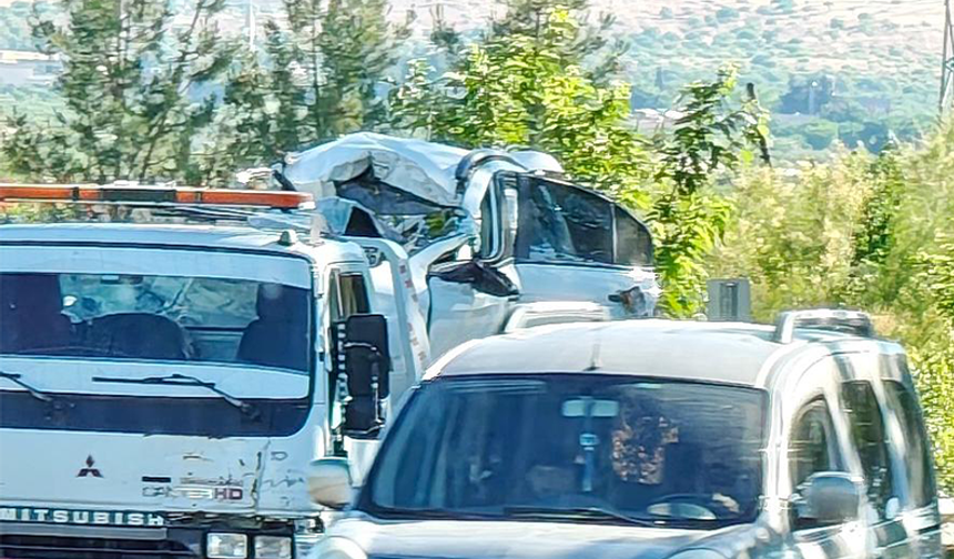 Şanlıurfa'da Otomobil Refüjdeki Ağaca Çarptı: 1 Ölü, 1 Yaralı