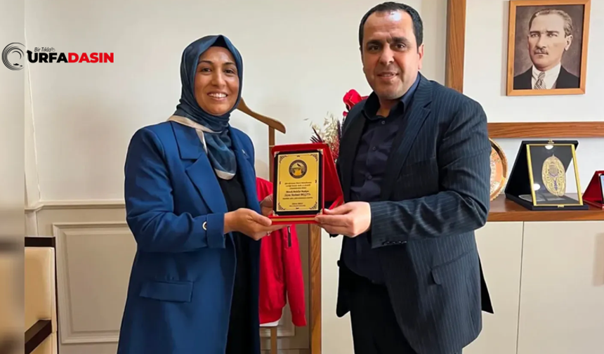 Şanlıurfa Birecik'te Muhtar Belediye Başkanını Ödüllendirdi Plaket Verdi