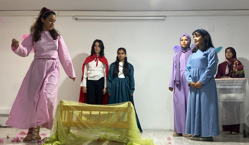 Siverek'te Öğrenciler, İngilizce Dil Becerilerini Sahne Performanslarıyla Sergiledi