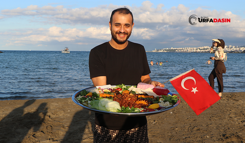 Kürek Sörfü Yapanlara Denizde Urfa Çiğköftesi Yediriyor