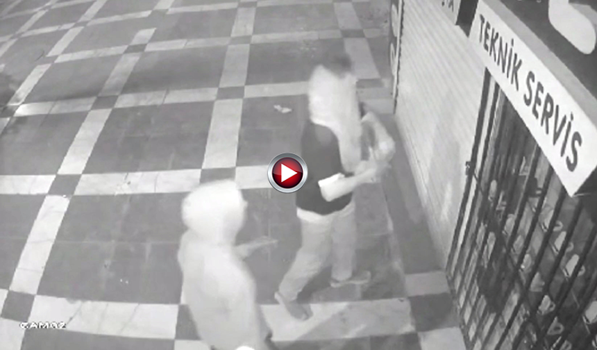Şanlıurfa'da Camını Kırarak Girdikleri İş Yerinden Hırsızlık Kameraya Yansıdı
