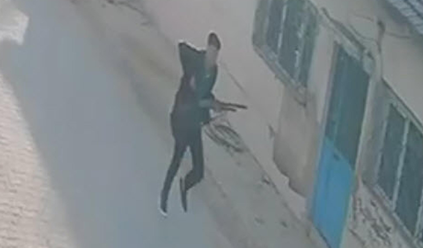 Manisa'daki Okul Saldırısında Saldırganın Kaçtığı Anlar Kameraya Yansıdı