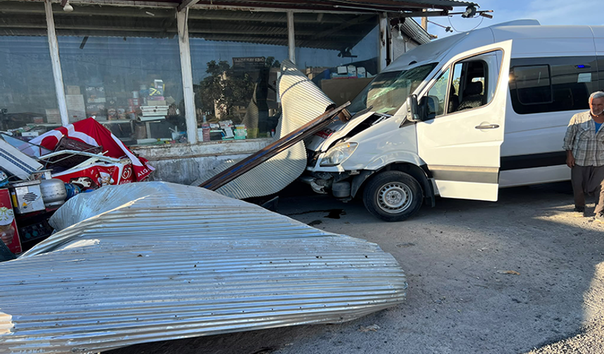 Şanlıurfa'da Servis Minibüsü İşyerine Girdi: 7 Yaralı