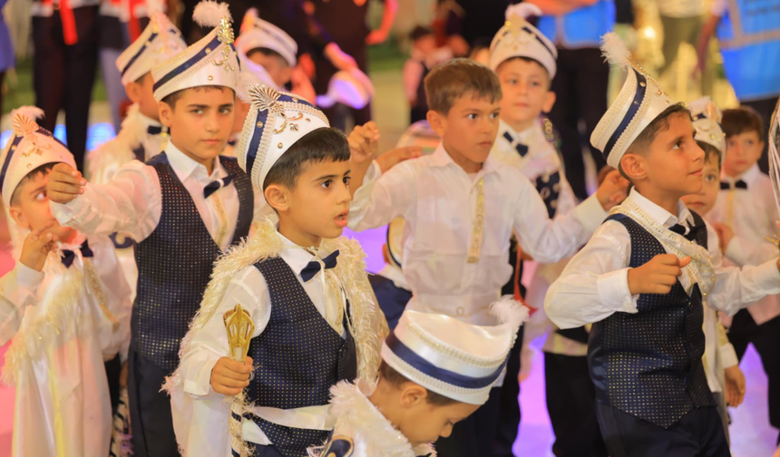 Şanlıurfa'da Vakıflar Bölge Müdürlüğü Çalışıyor: Geçen Cuma Karpuz Dağıttı Dün 25 Çocuğu Sünnet Ettirdi