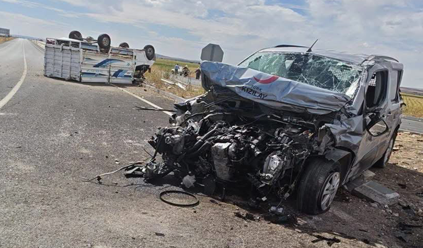 Şanlıurfa'da Kızılay Aracı İle Kamyonet Çarpıştı: 2 Yaralı