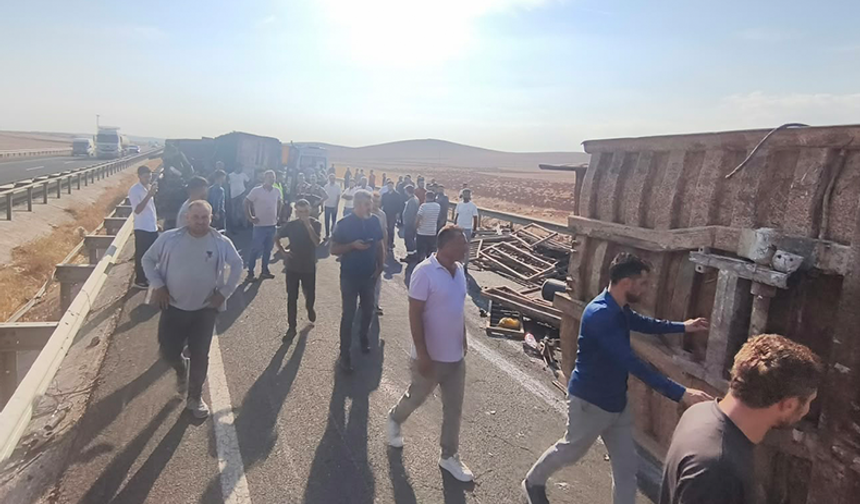 Şanlıurfa'da Tır Devrildi: Kara Yolu Ulaşıma Kapandı