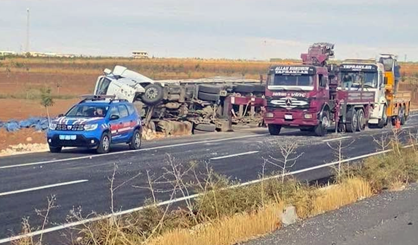 Şanlıurfa'da Tır Şarampole Devrildi: Sürücü Yaralandı