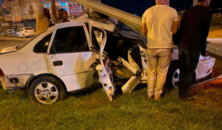Otomobil Refüje Çıktı Aydınlatma Direğine Çarptı: 1'i Ağır 3 Yaralı