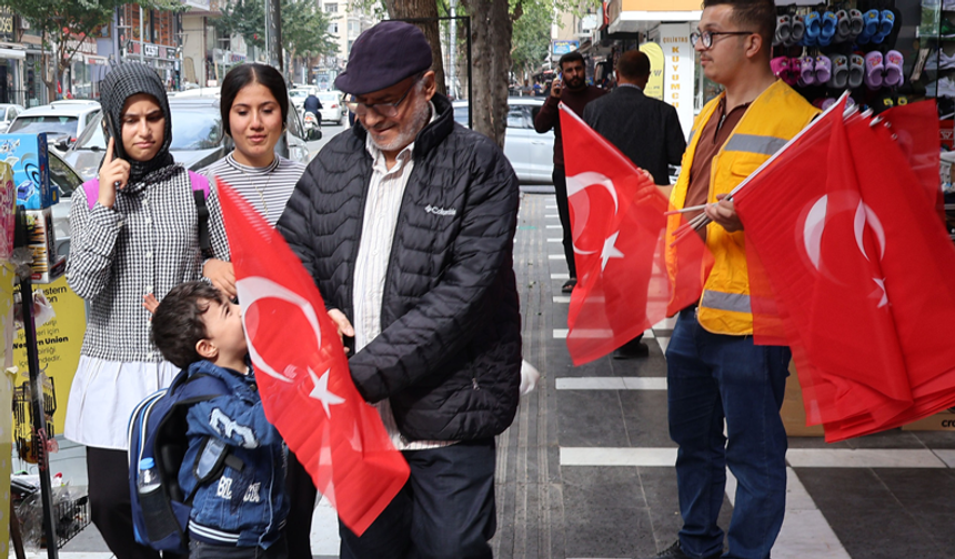 Haliliye'de, 29 Ekim Cumhuriyet Bayramı Öncesi Vatandaşlara Bayrak Dağıtıldı