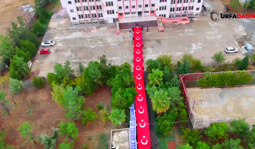 Akçakale Kız Meslek Lisesi 100 Metrelik Bayrak ve Flama Hazırladı