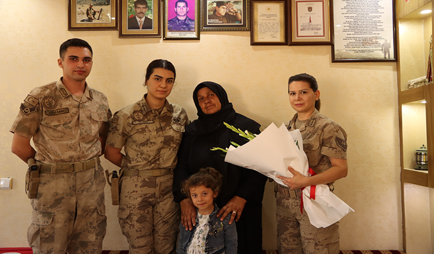 Şanlıurfa Jandarmasından Şehit Aksoy'un Ailesine Ziyaret