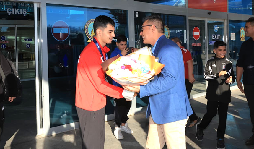 Dünya İkincisi Şanlıurfalı Sporcu'ya Havalimanında Görkemli Karşılama