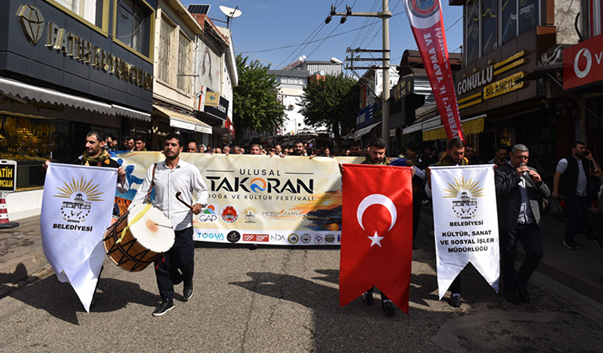 Siverek’te Düzenlenen Takoran Festivali Kortej Yürüyüşüyle Başladı