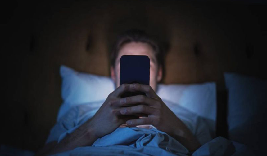 Uzmandan Bağımlılık Uyarısı: Gece Telefon Kullanımı Uyku Düzenini Bozuyor
