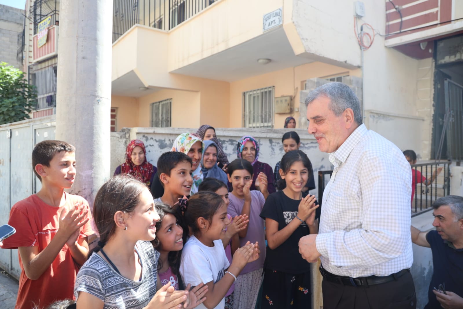 BAŞKAN BEYAZGÜL ÇALMADIK KAPI GİRİLMEDİK EV BIRAKMIYOR (4)