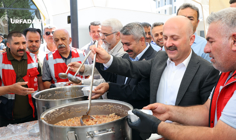 Aşure Dağıtımı