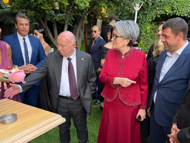 Meral Eşiyle