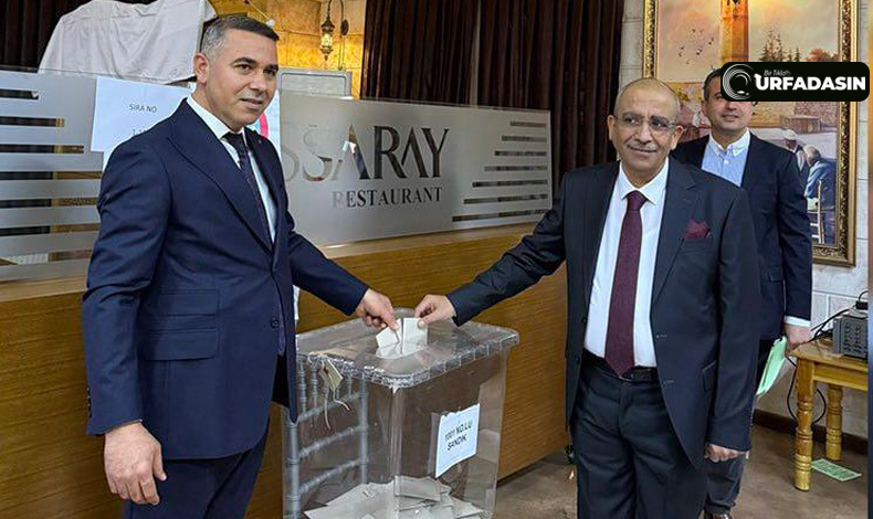 Mahmut Çiçek Sandıkta Oy Kullanırken